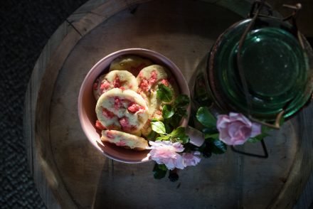 Biscotti alle mandorle pralinate rosa di Borgogna e noci