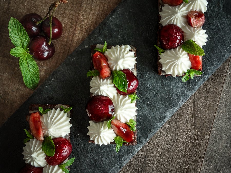 Trancetti al cioccolato e ciliegie, crema al mascarpone e cocco