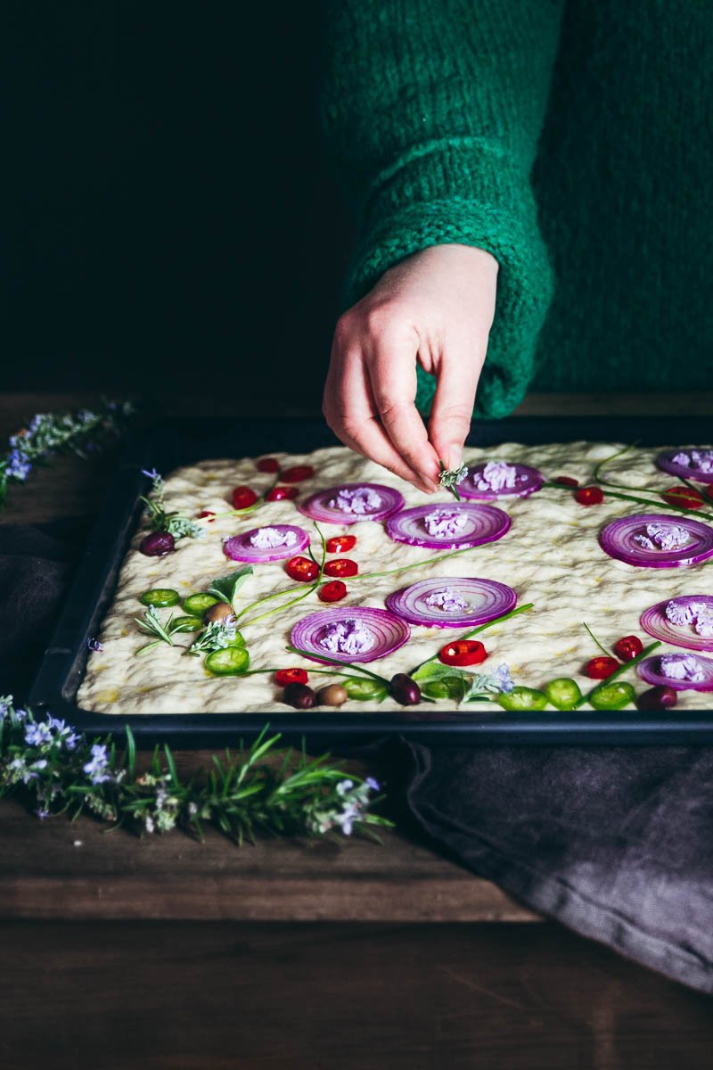 Focaccia decorata con verdure