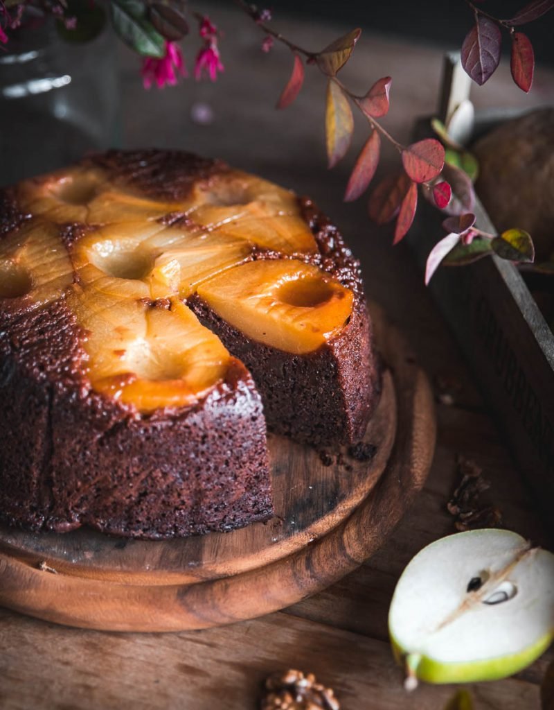 Torta rovesciata alle pere e cioccolato con cannella