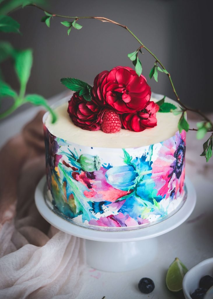 Layer cake con fiori allo yogurt, lime, mirtilli