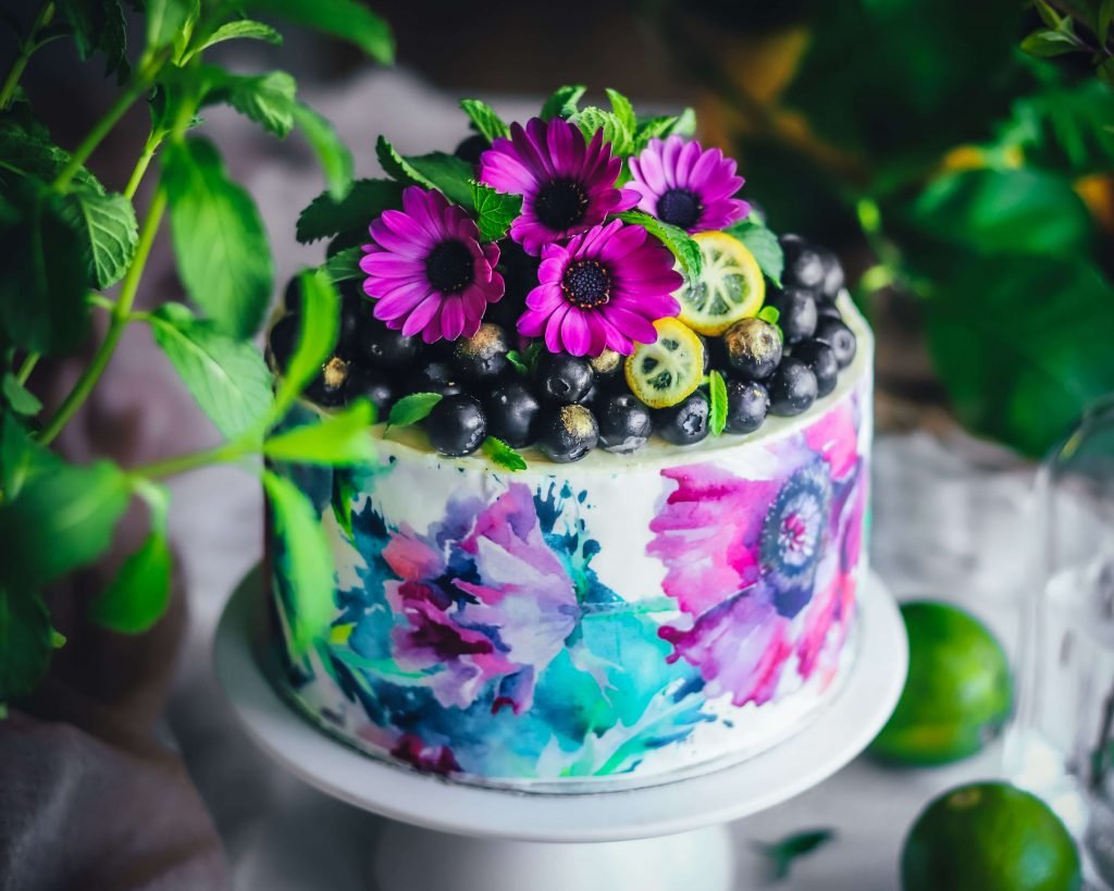 Layer cake primaverile allo yogurt, lime, mirtilli e fiori