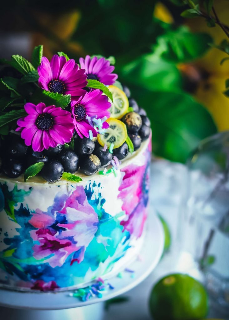 Layer cake primaverile allo yogurt, lime, mirtilli e fiori
