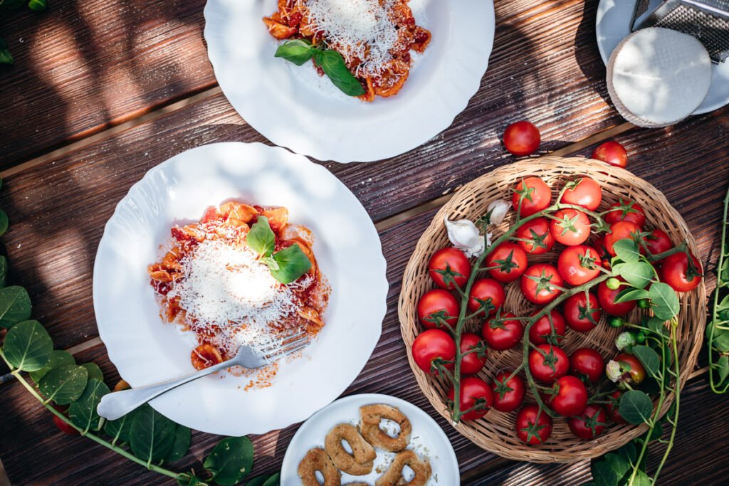 Orecchiette di grano duro con salsa al pomodoro e basilico