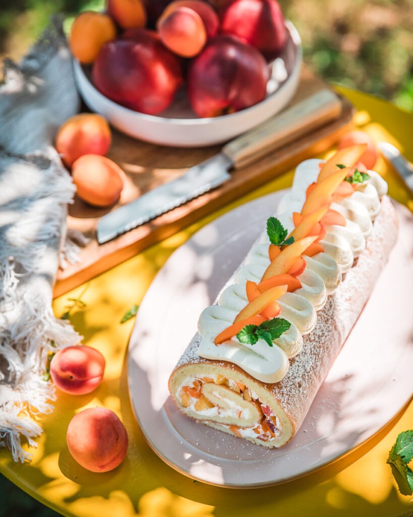 rotolo di pan di spagna con albicocche e pesche