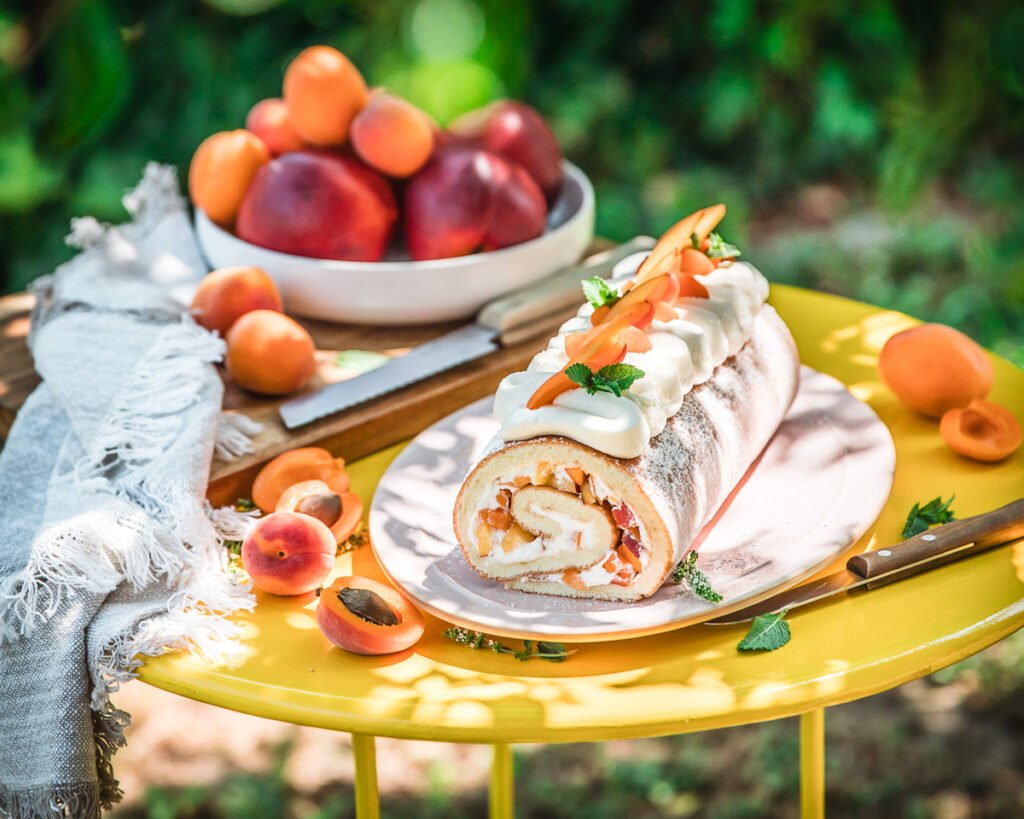 rotolo di pan di spagna con albicocche e pesche