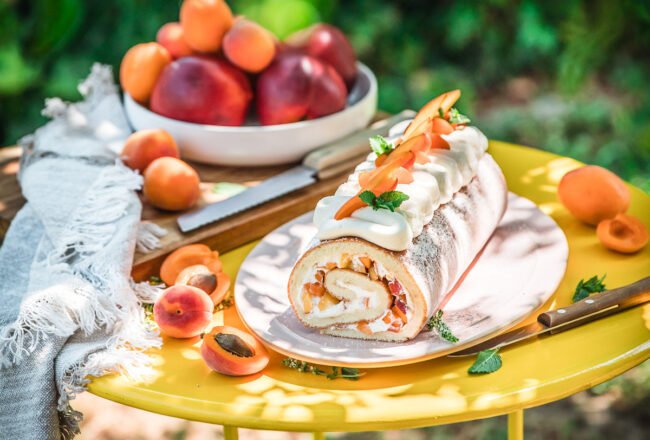 rotolo di pan di spagna con albicocche e pesche