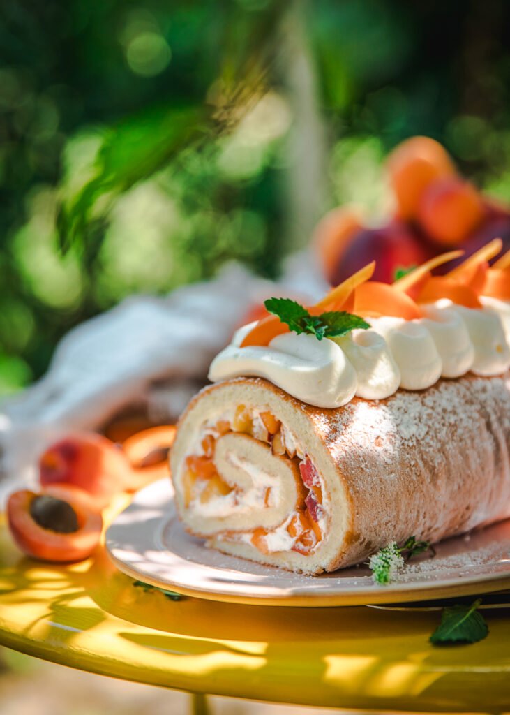 rotolo di pan di spagna con albicocche e pesche