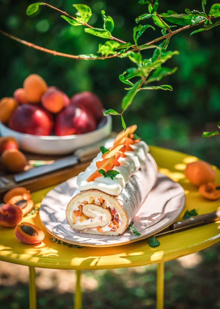 rotolo di pan di spagna con albicocche e pesche