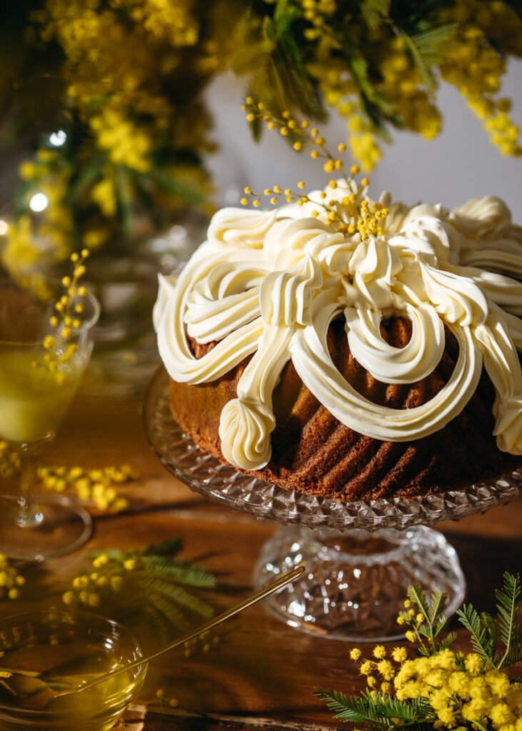 Bundt cake al miele e arancia rossa con Buttercream alla meringa svizzera