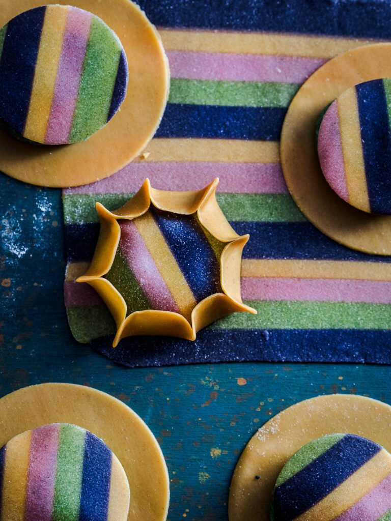 Girasoli di pasta fresca all’uovo colorata ripieni di ricotta e spinaci