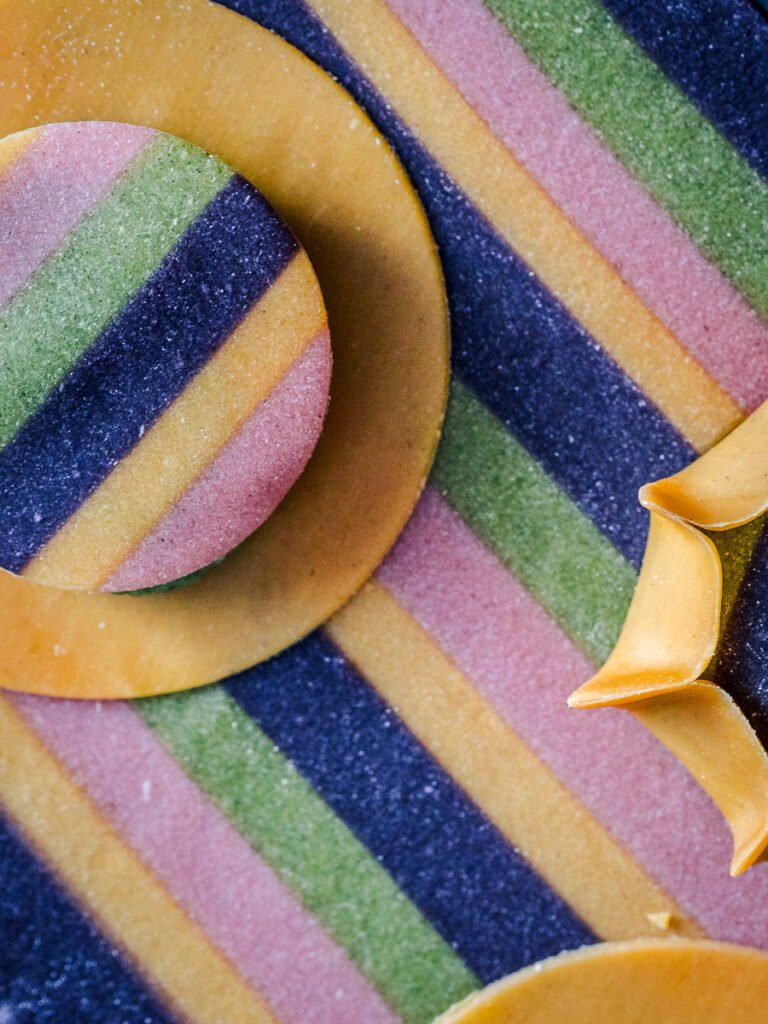 Strisce di pasta fresca colorata accostate per creare la sfoglia a righe
