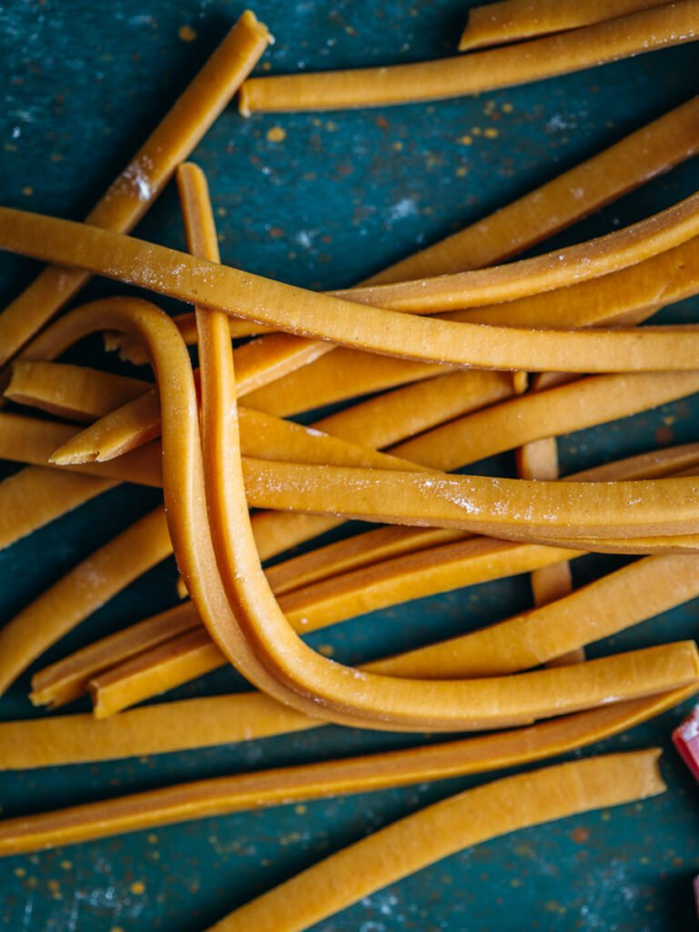 Impasto di pasta fresca colorata con polveri naturali di spinaci, zafferano, mirtillo e lampone