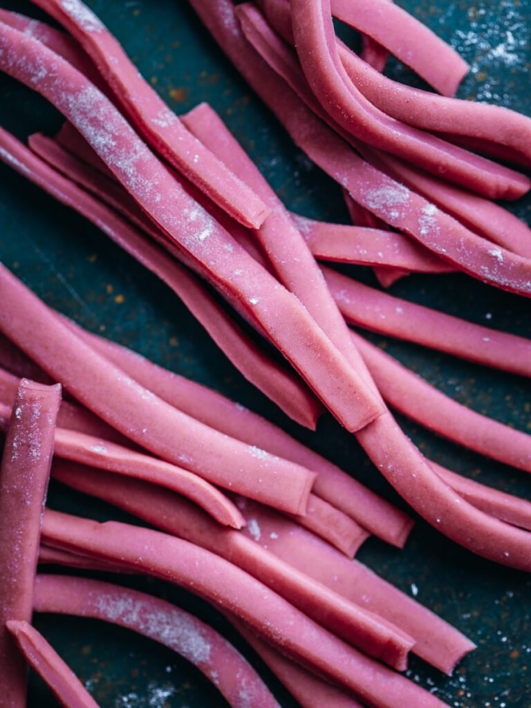 Impasto di pasta fresca colorata con polveri naturali di spinaci, zafferano, mirtillo e lampone