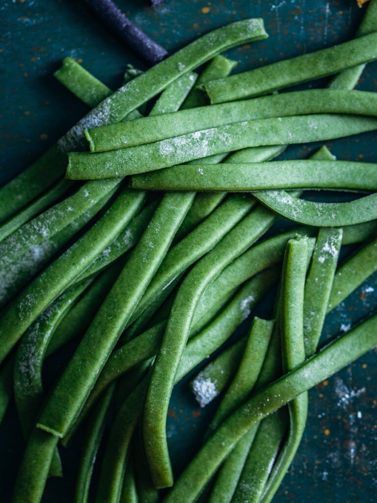 Impasto di pasta fresca colorata con polveri naturali di spinaci, zafferano, mirtillo e lampone