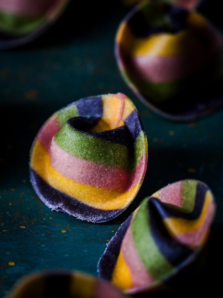 Tortelli di pasta fresca colorata ripieni di ricotta e spinaci