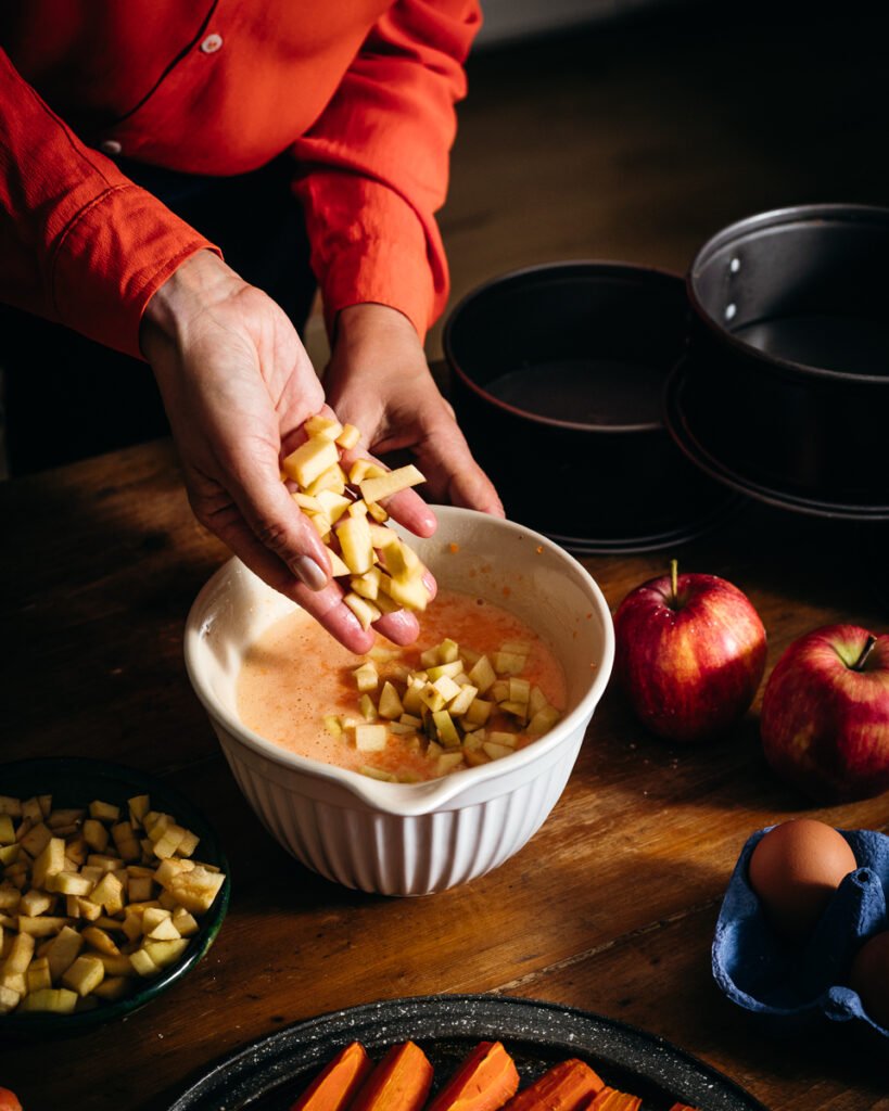 impasto cremoso di carote e mele nella planetaria