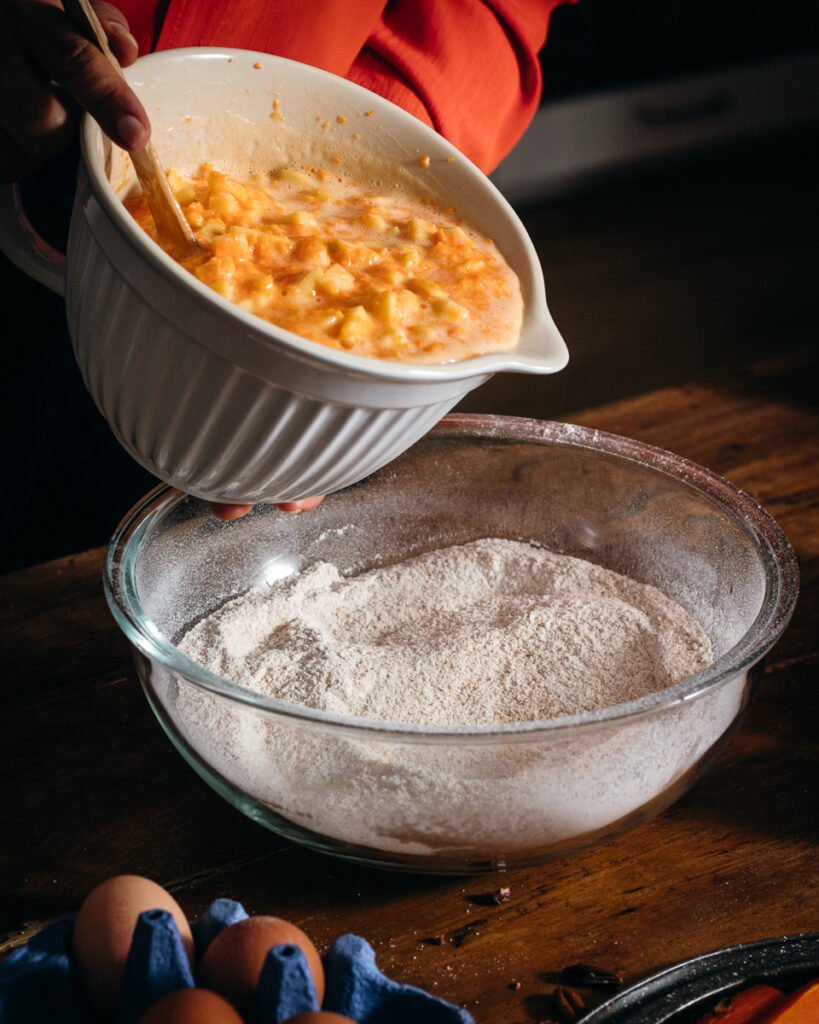 carote, mele, farina VitaMill e fruttosio su piano di legno