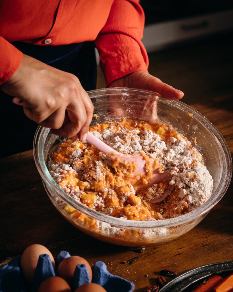 impasto cremoso di carote e mele nella planetaria