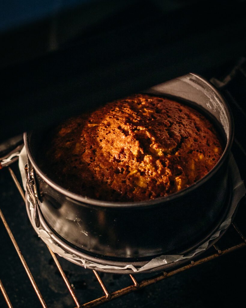impasto di torta carote e mele cotta nelle tortiere rotonde su teglia da forno