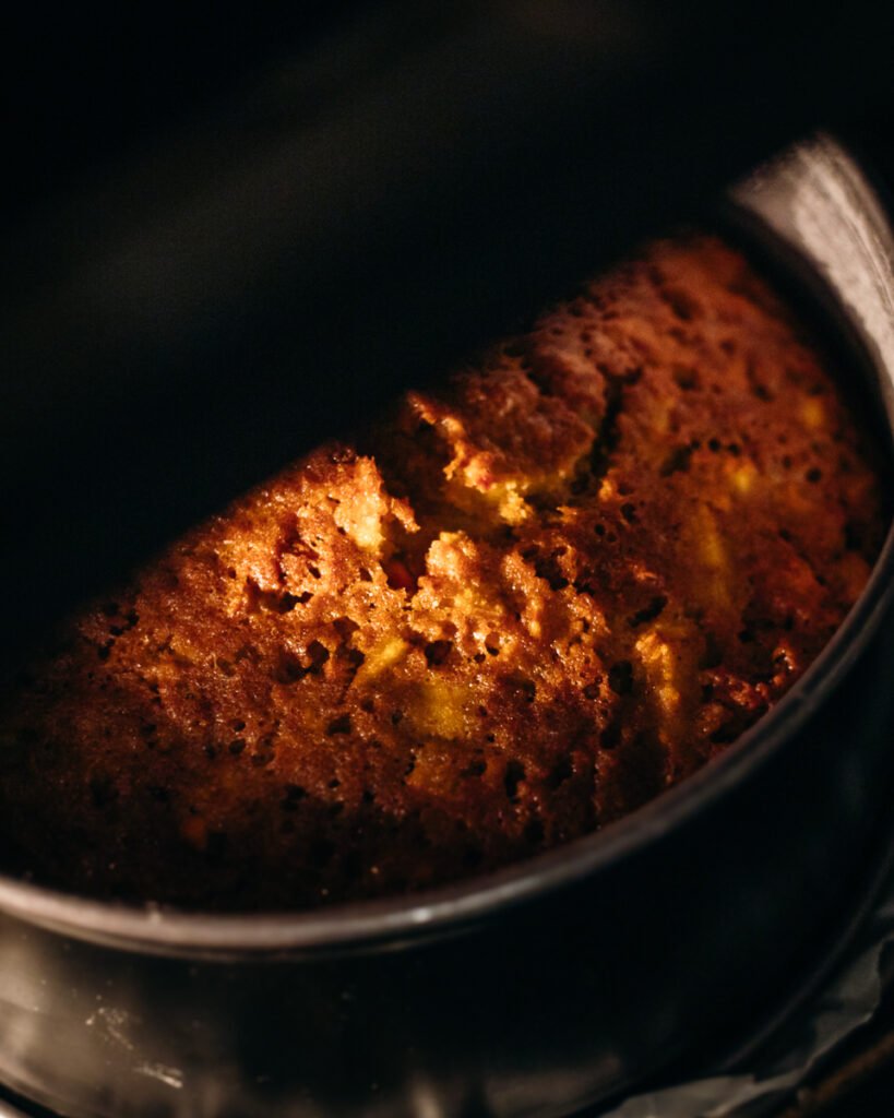 impasto di torta cotta nelle tortiere rotonde su teglia da forno