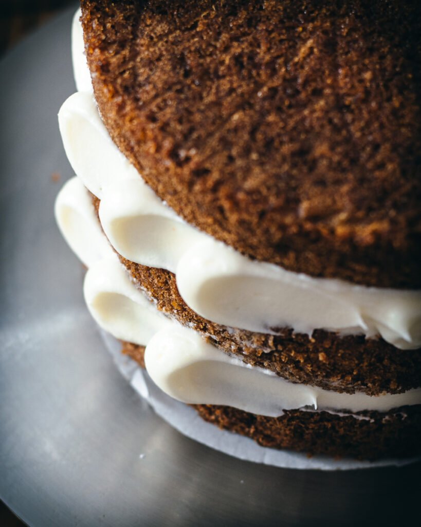 strati di torta di carote e mele con crema bianca tra i dischi