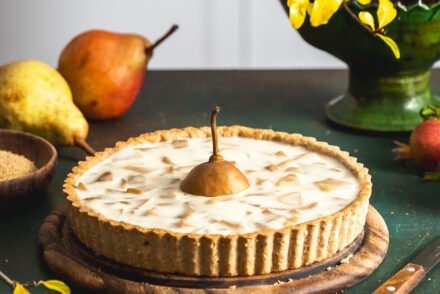Crostata con pasta frolla alla pera e panna cotta al cocco (veg)