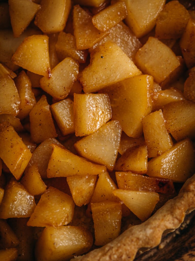 Crostata con pasta frolla alla pera e panna cotta al cocco (veg)