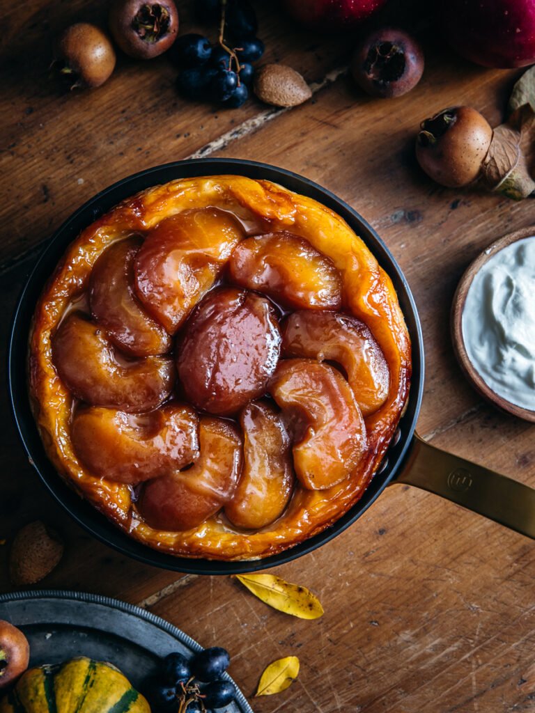 Tarte tatin perfetta di Simone Zanoni cotta in padella in ferro NeroSteel, mele caramellate lucide e sfoglia dorata