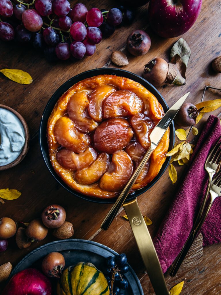 Tarte tatin perfetta di Simone Zanoni cotta in padella in ferro NeroSteel con mele caramellate lucide