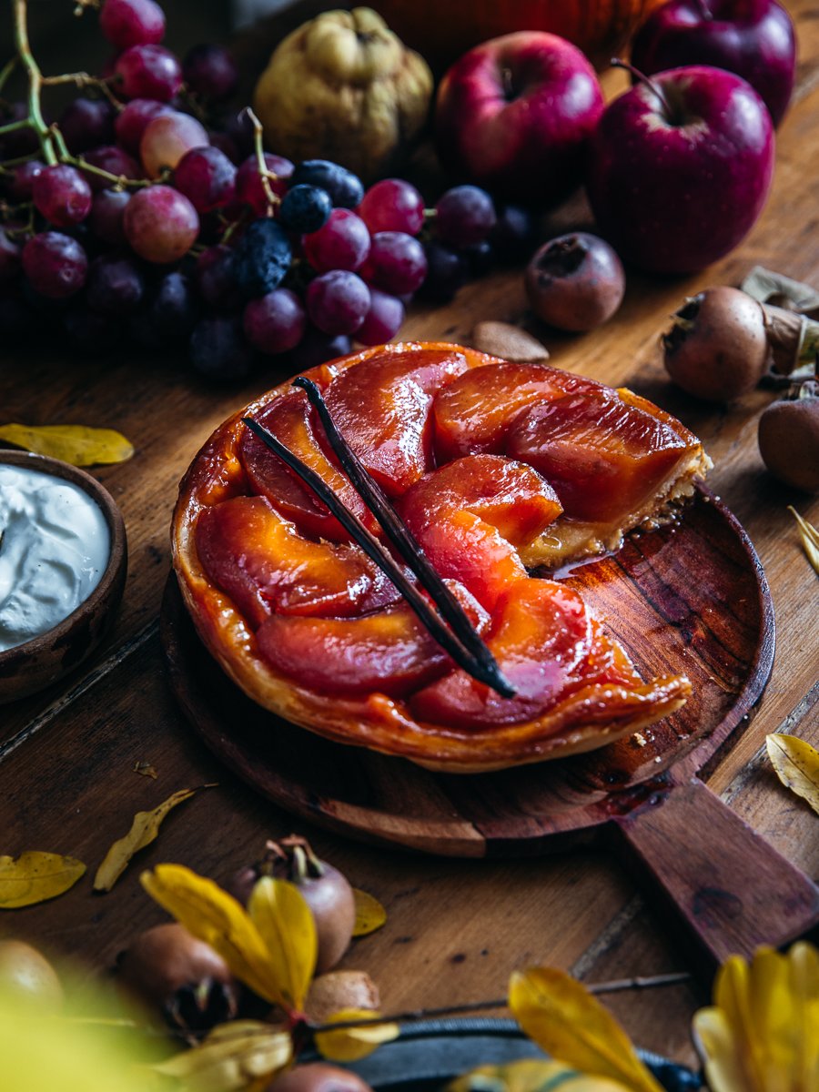 Interno della tarte tatin con mele compatte e sfoglia al burro