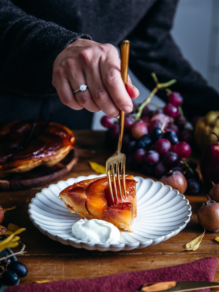 Fetta di tarte tatin perfetta servita con gelato alla vaniglia