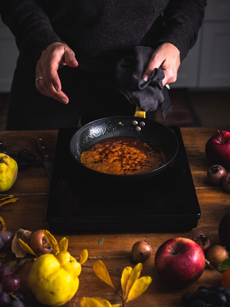 Caramello per tarte tatin in padella di ferro
