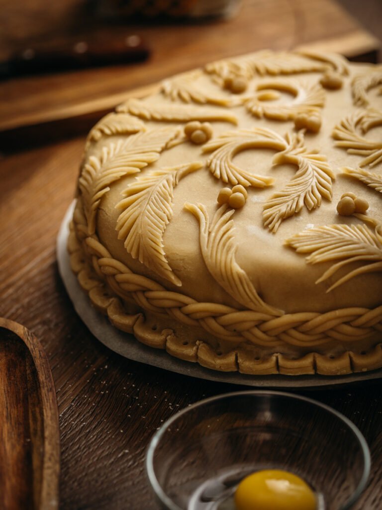 Foglie decorative con pasta frolla per Pie salata farcita. Ricetta dello Chef Calum