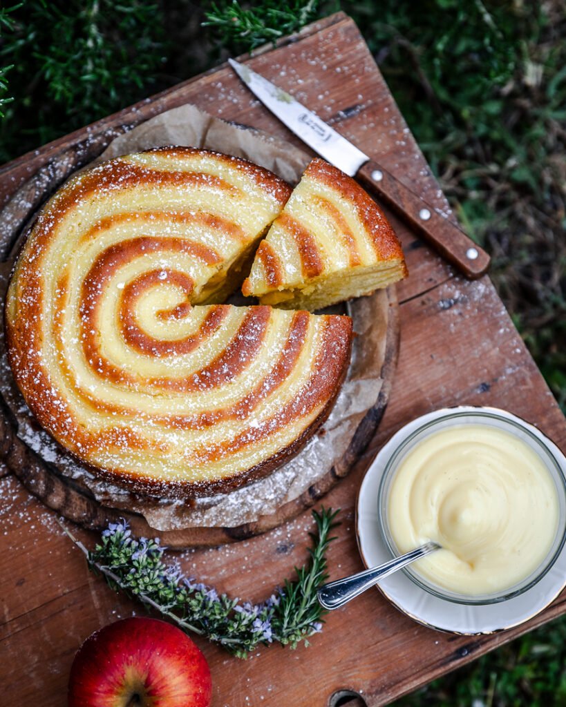 fetta di torta di mele e crema pasticcera a spirale con strati di mele
