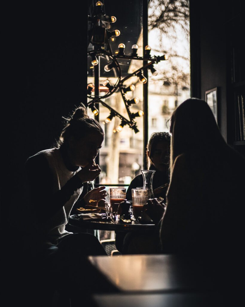 Persone che mangiano a parigi