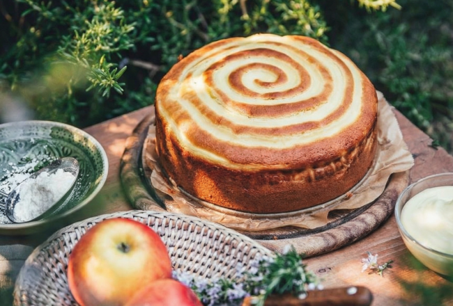 torta di mele e crema pasticcera a spirale vista dall'alto