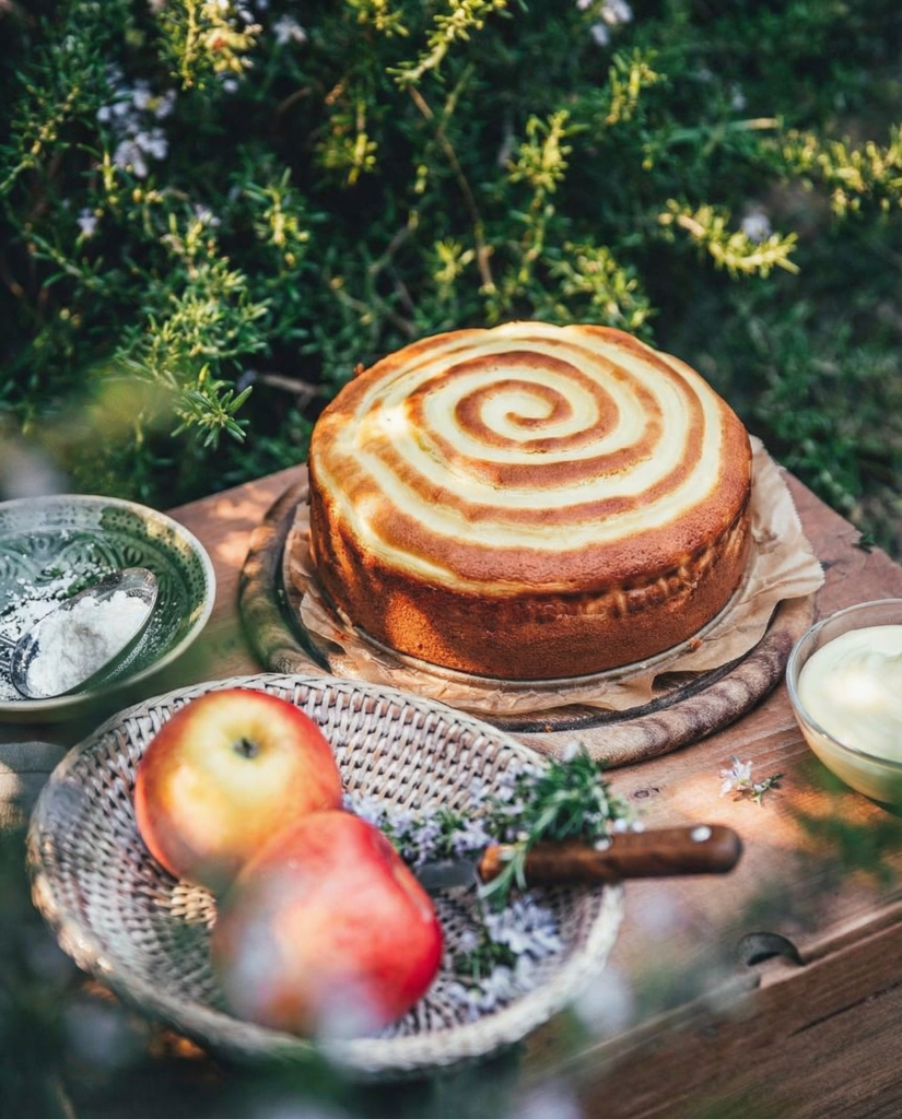 torta di mele e crema pasticcera a spirale vista dall'alto